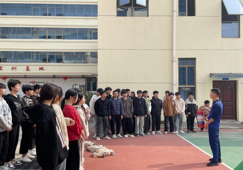 学校“一警六员”消防安全演练活动